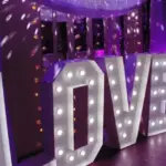 Decoración con letras gigantes: el poder de transformar tu fiesta